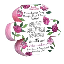 BOMB COSMETICS BÁRSONYOS RÓZSA-VIRÁG szivacsos tusoló radírszappan