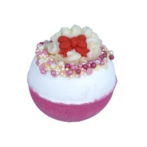 BOMB COSMETICS Kis piros masni fürdőbomba BOMB COSMETICS Kis piros masni fürdőbomba