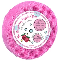 BOMB COSMETICS Édes málna szivacsos tusoló radírszappan